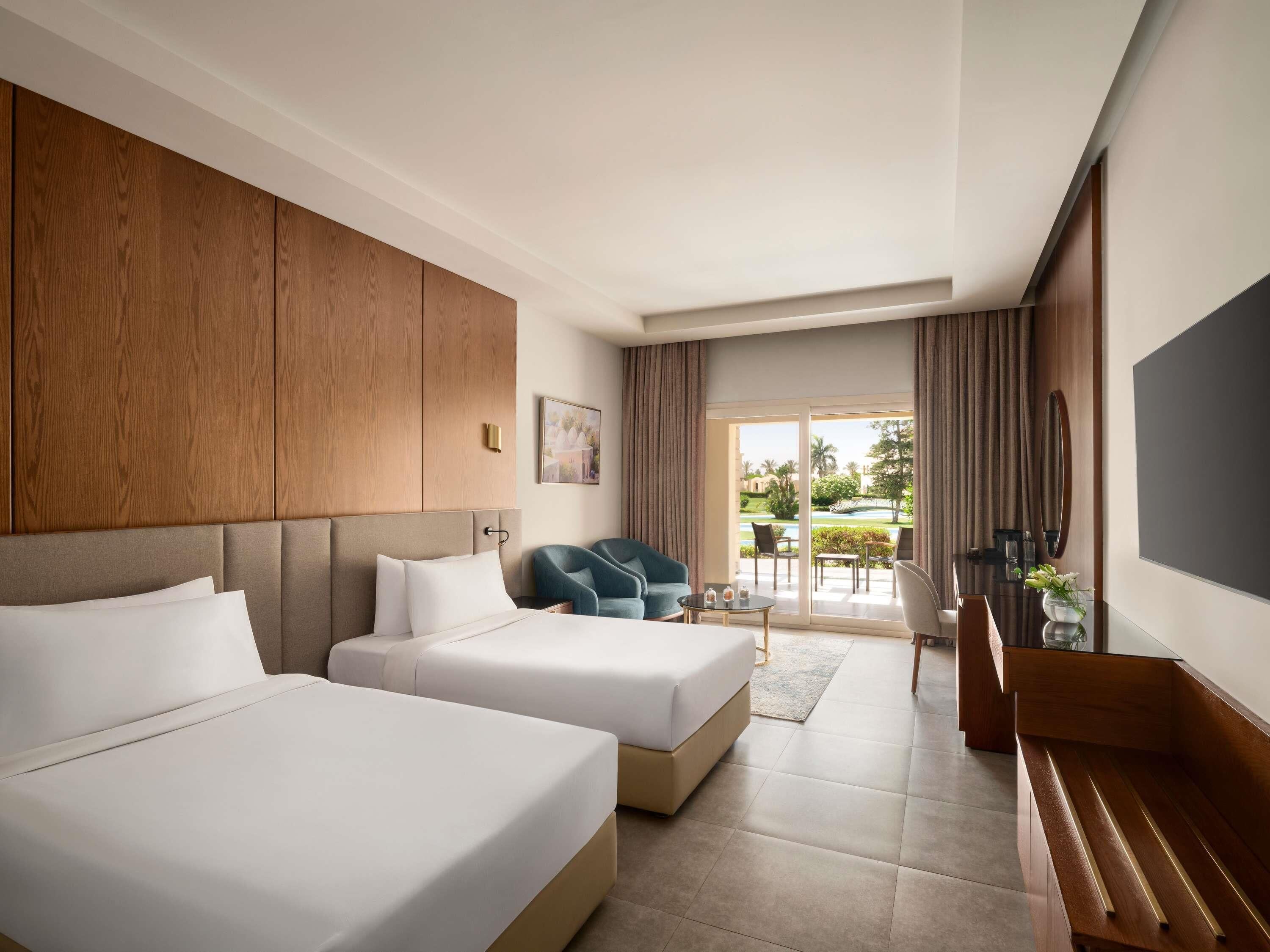 Premier-Zweibettzimmer, 2 Einzelbetten, Poolblick | Hochwertige Bettwaren, Betten mit Memory-Foam-Matratzen, Minibar