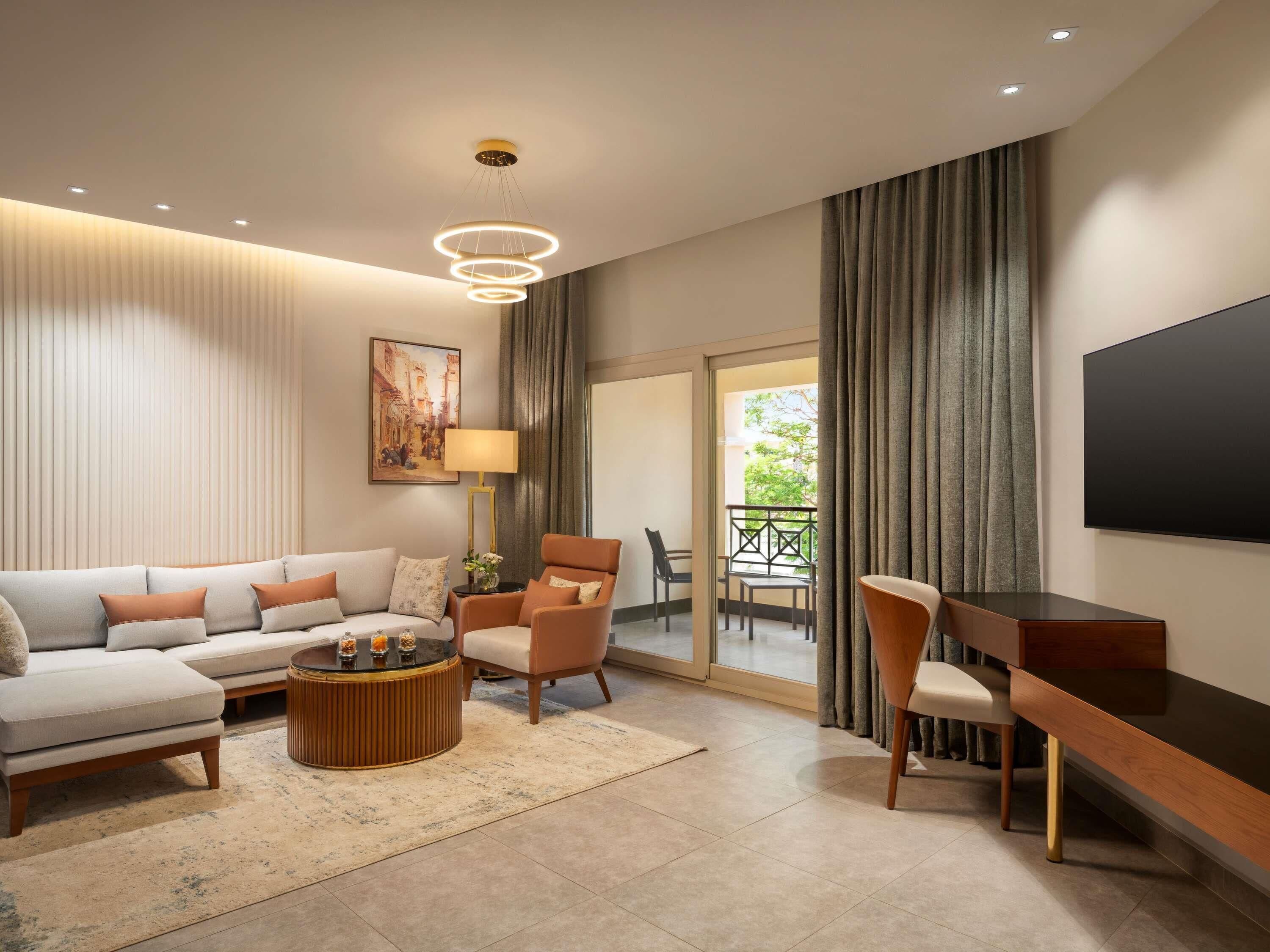 Premier-Zimmer, 1 King-Bett, Poolblick | Hochwertige Bettwaren, Betten mit Memory-Foam-Matratzen, Minibar