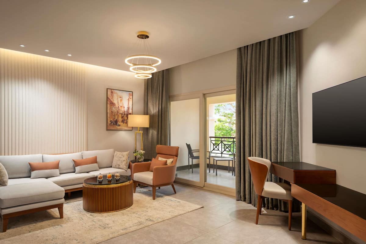 ห้องพรีเมียร์, เตียงคิงไซส์ 1 เตียง, วิวสระว่ายน้ำ | เครื่องนอนระดับพรีเมียม, เตียงเมมโมรีโฟม, มินิบาร์, ตู้นิรภัยในห้องพัก
