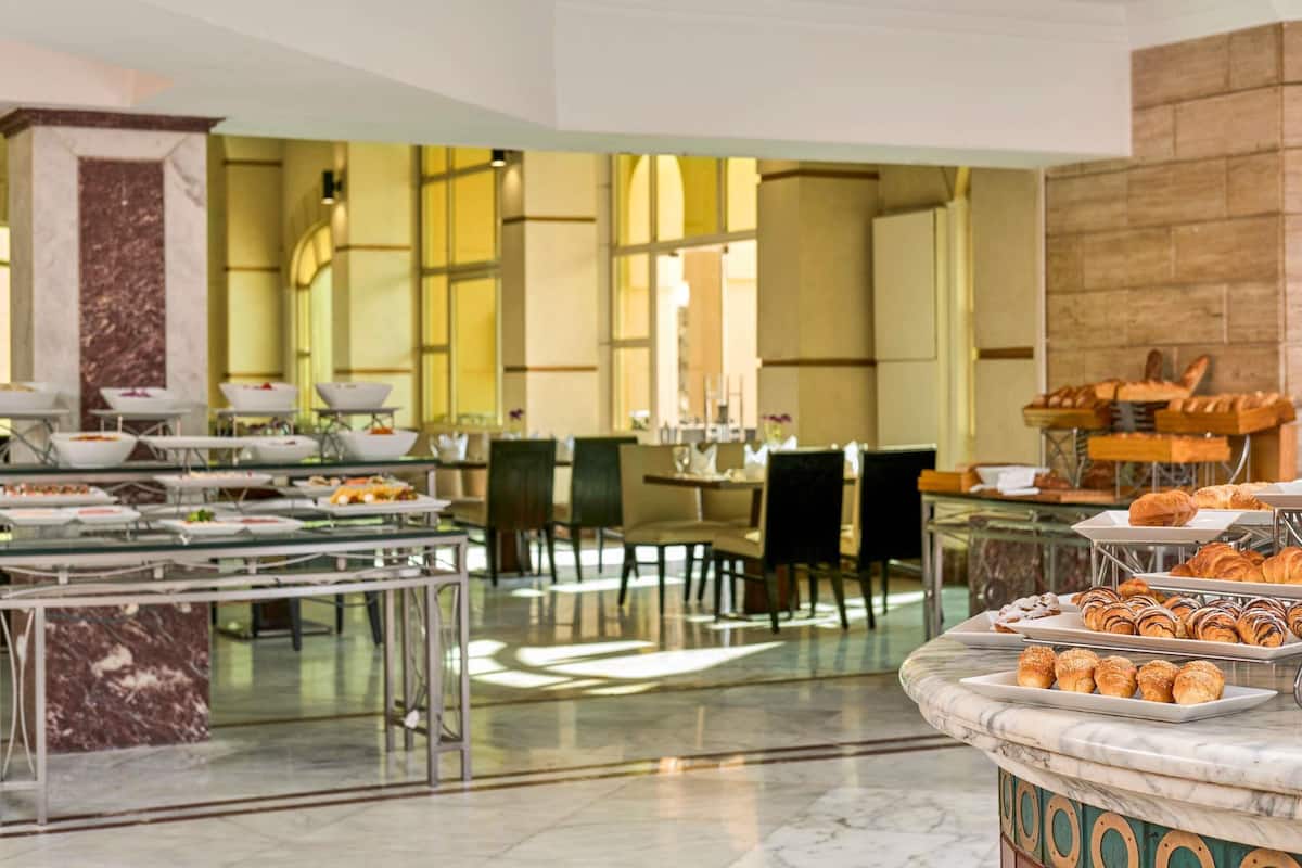 Executive Room, 1 King Bed, City View | Premium bedding, memory-foam beds, minibar, in-room safe