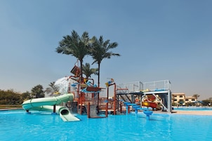 2 piscinas al aire libre, sombrillas, sillones reclinables de piscina