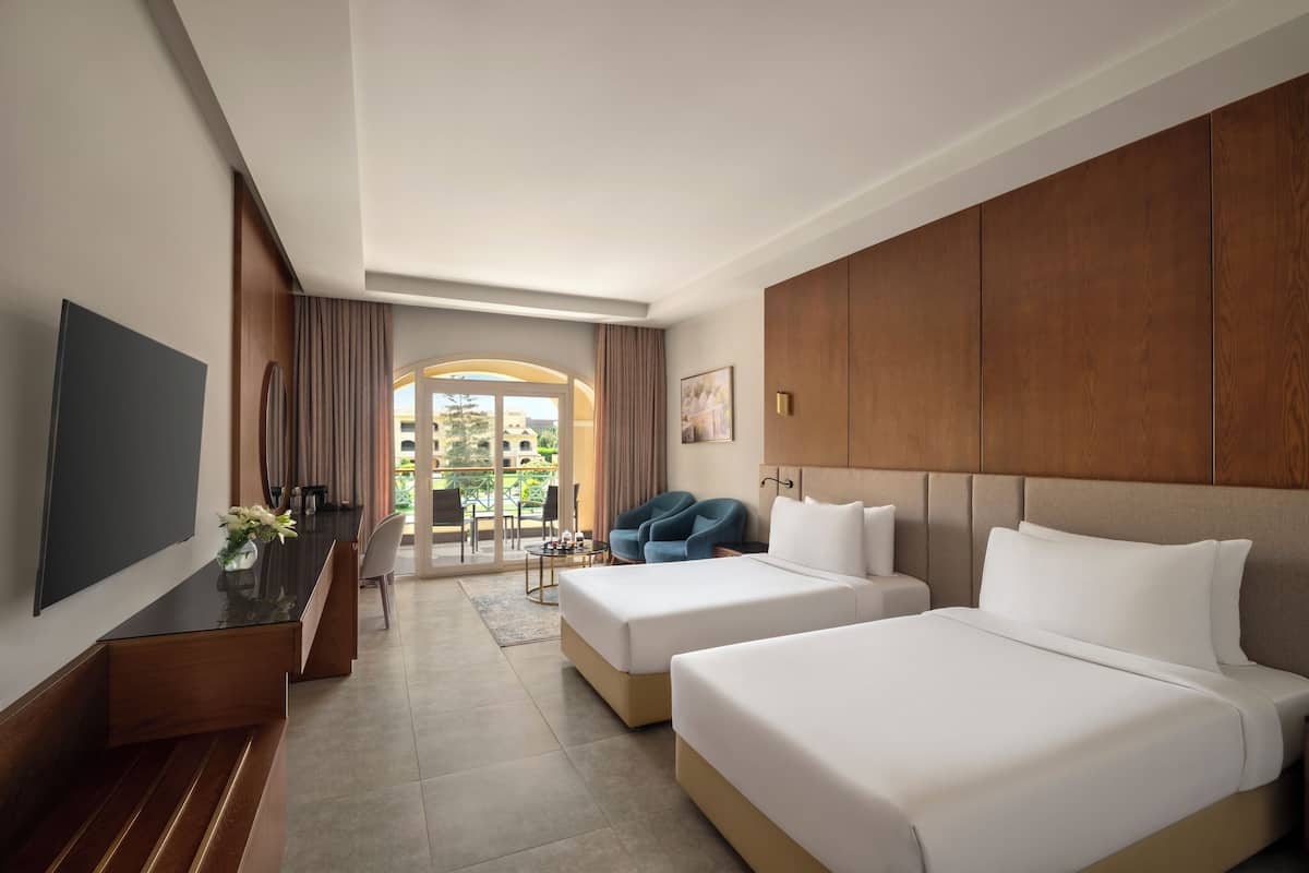 Chambre « Premier » avec lits jumeaux, 2 lits une place, vue piscine