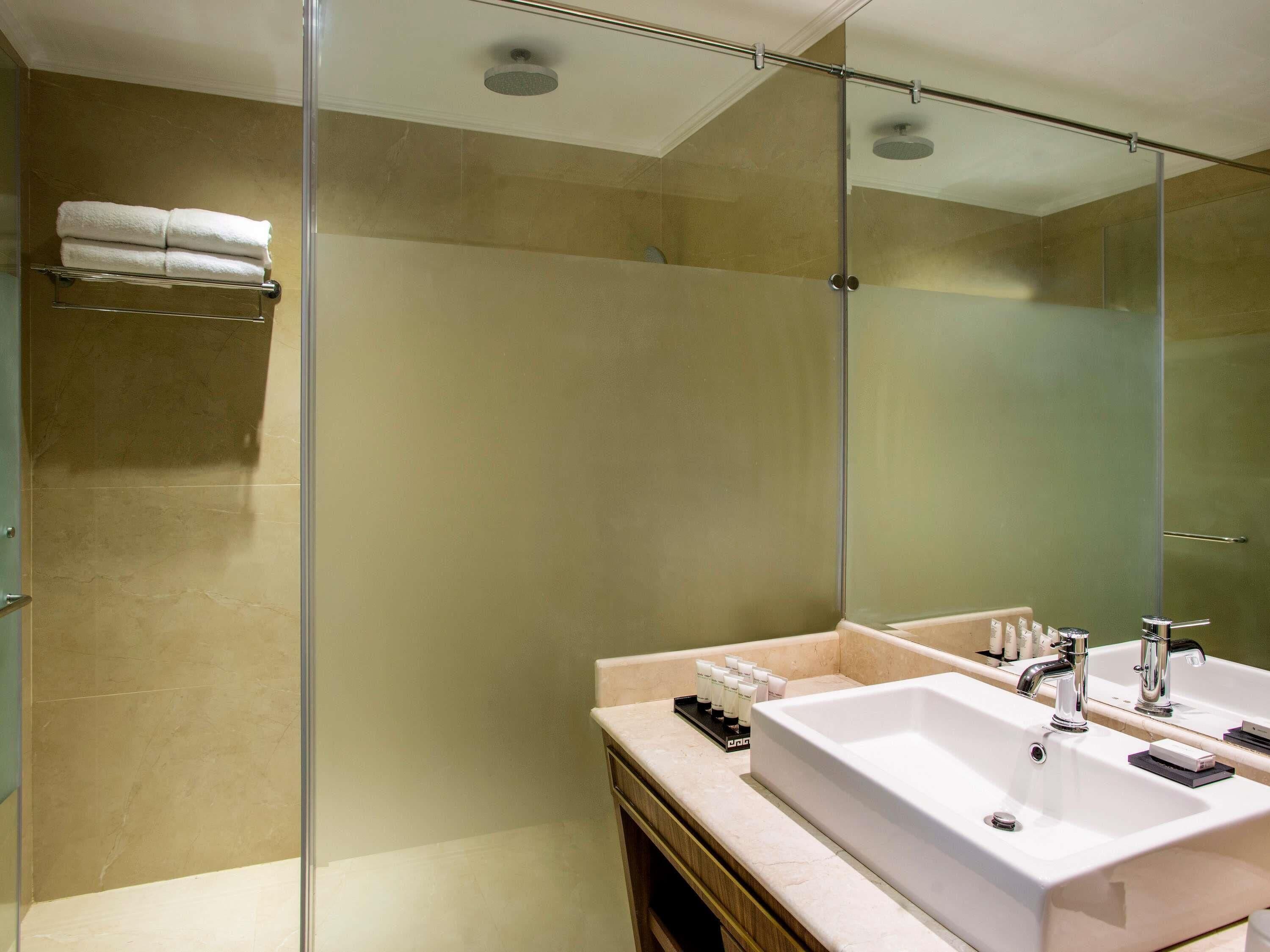 Hydromassagedusche, kostenlose Toilettenartikel, Haartrockner