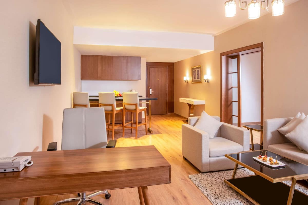 Executive Suite, 1 King Bed, Garden View | Premium bedding, memory foam beds, minibar, in-room safe