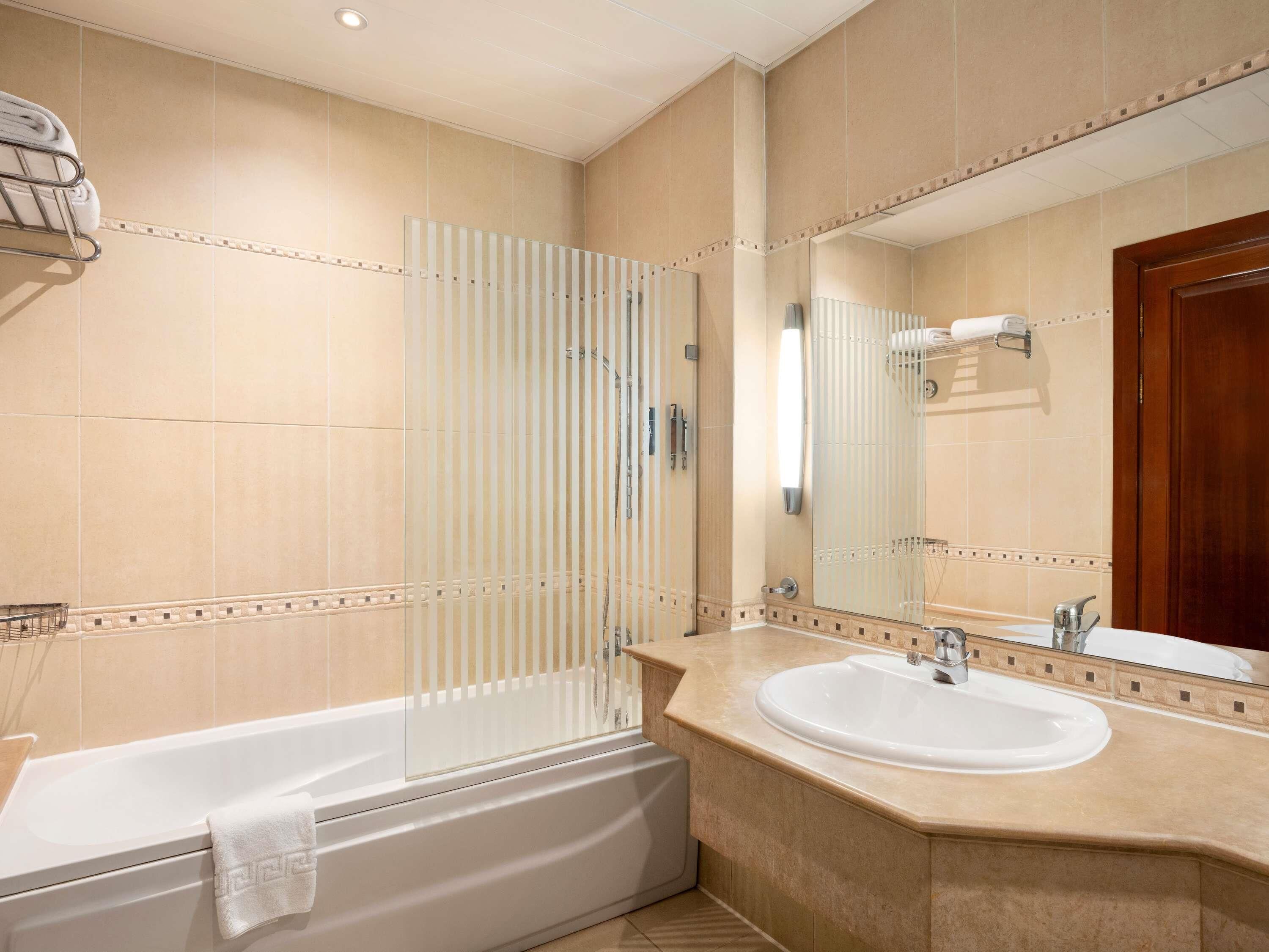 Douche hydromassante, articles de toilette gratuits, sèche-cheveux