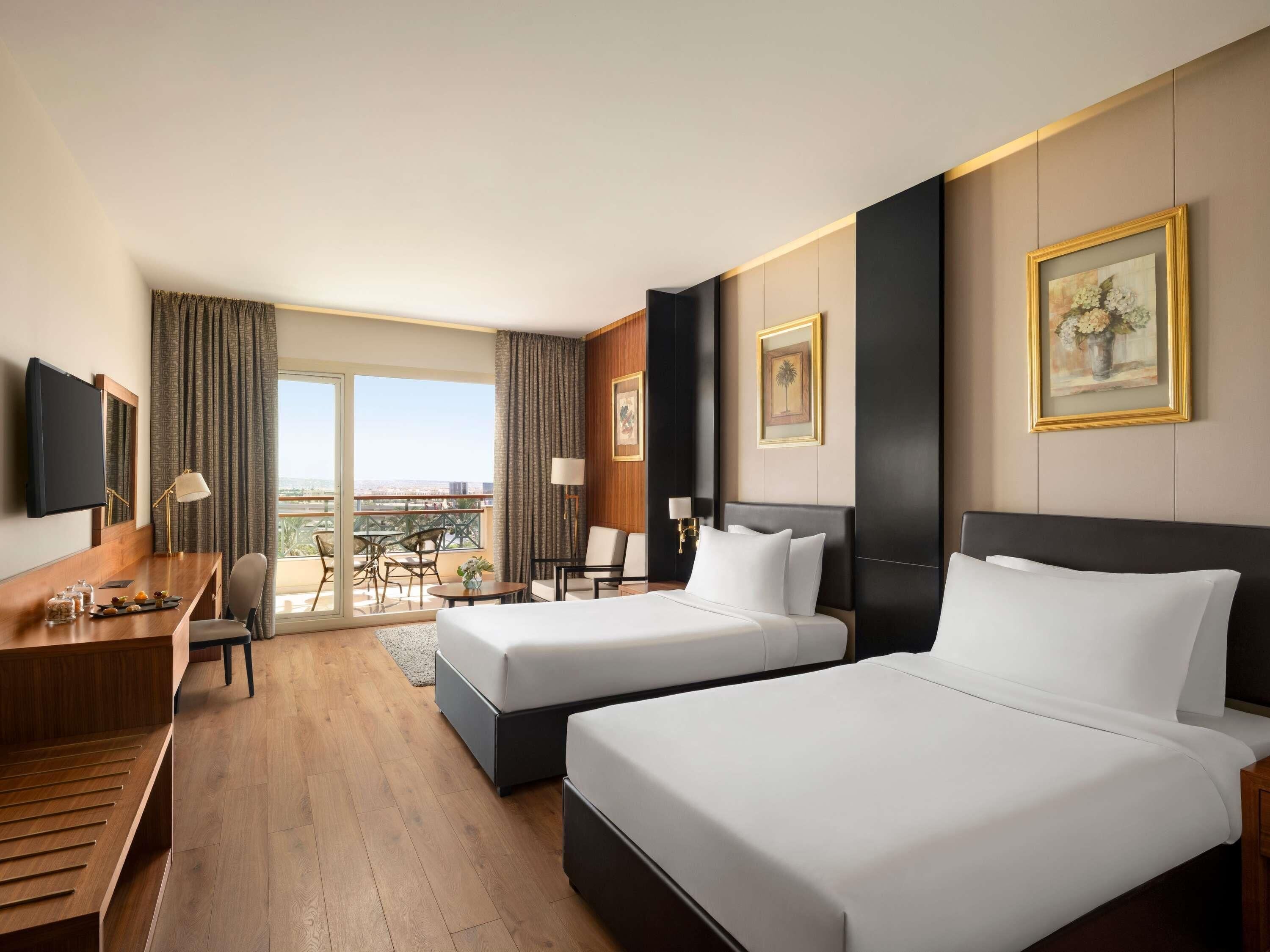 Executive-Zweibettzimmer | Hochwertige Bettwaren, Betten mit Memory-Foam-Matratzen, Minibar