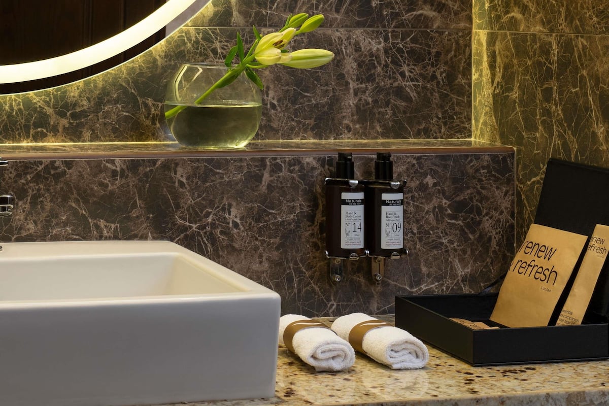 Literie de qualité supérieure, matelas mémoire de forme, minibar