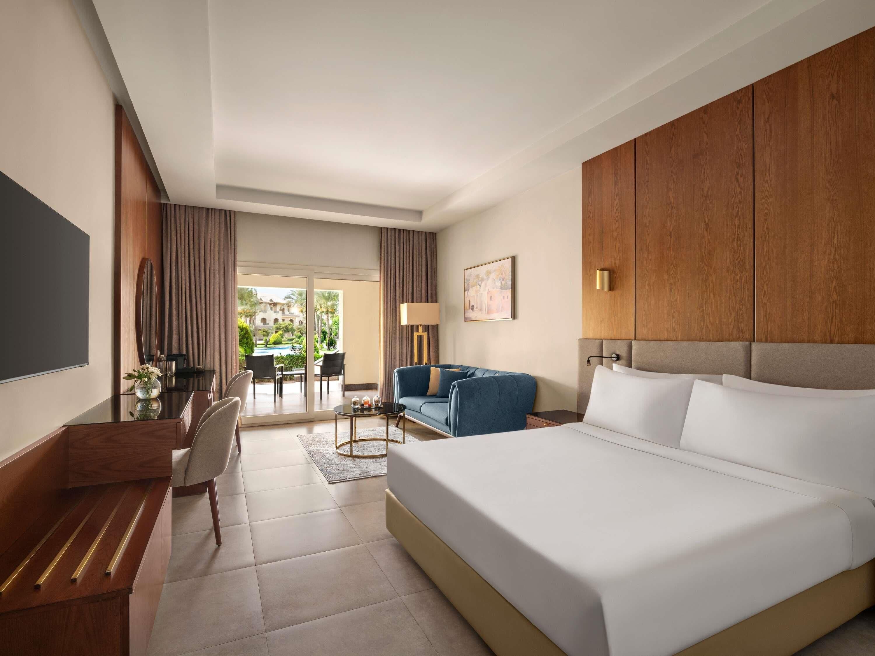 Premier-Zimmer, 1 Doppelbett und Schlafsofa, Poolblick | Hochwertige Bettwaren, Betten mit Memory-Foam-Matratzen, Minibar