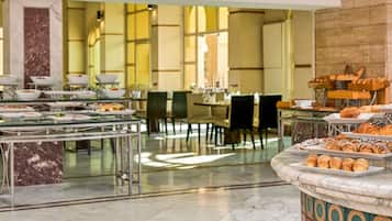 Executive Room, 1 King Bed, City View | Premium bedding, memory-foam beds, minibar, in-room safe
