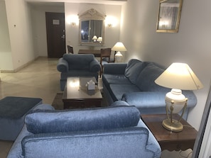 Suite Junior, 1 très grand lit et 1 canapé-lit, vue piscine | Salle de séjour