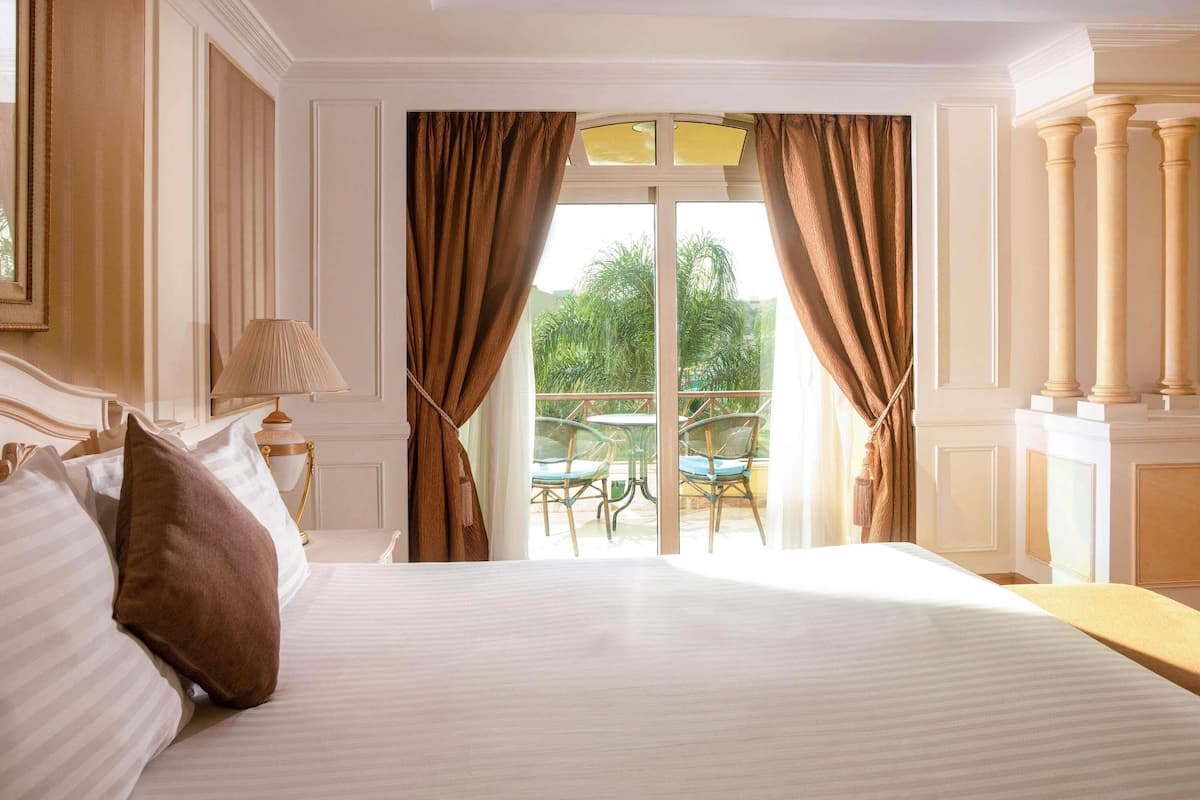 Royal-Villa | Hochwertige Bettwaren, Betten mit Memory-Foam-Matratzen, Minibar