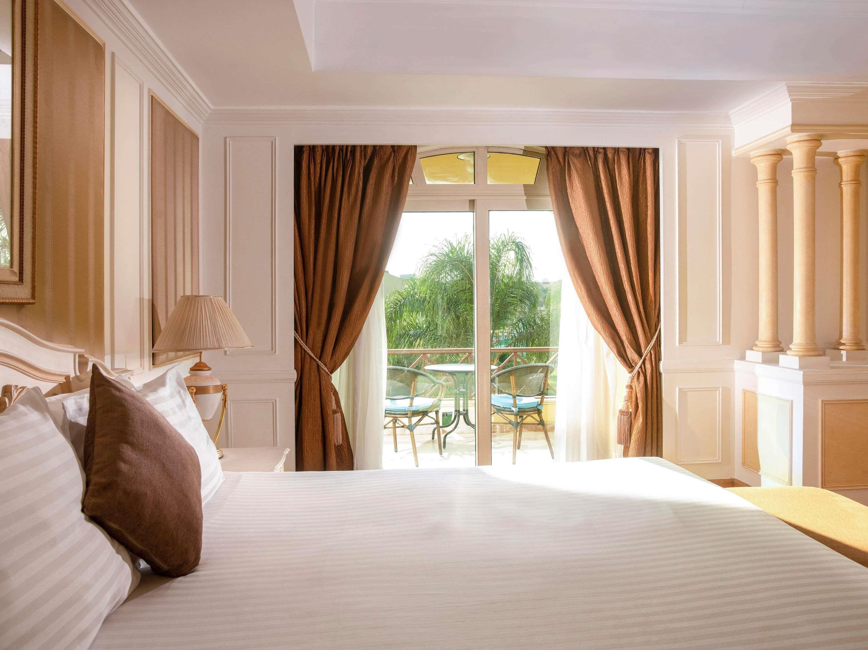 Royal-Villa | Hochwertige Bettwaren, Betten mit Memory-Foam-Matratzen, Minibar