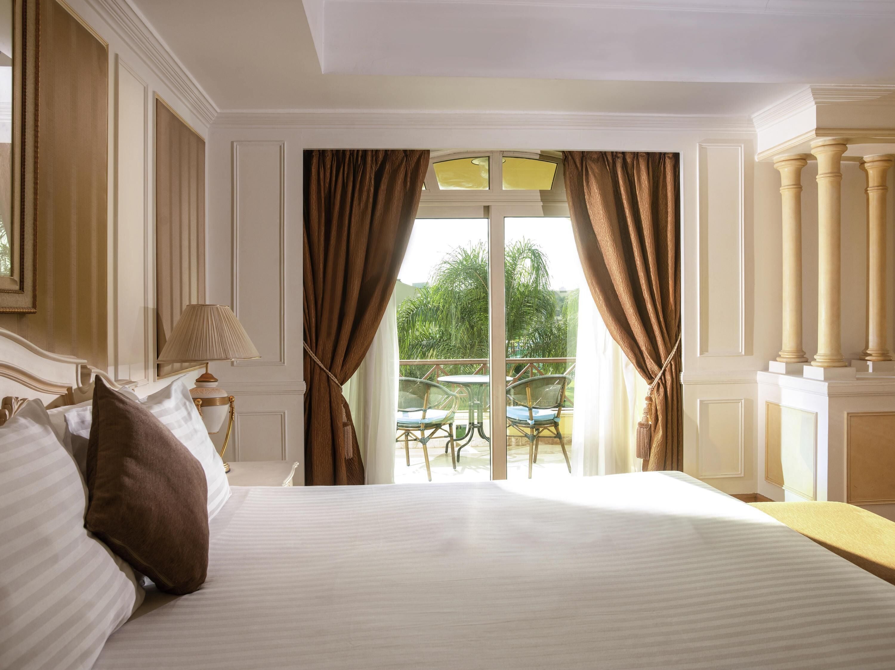 Vila Royal | Seprai premium, busa memori, minibar, dan brankas