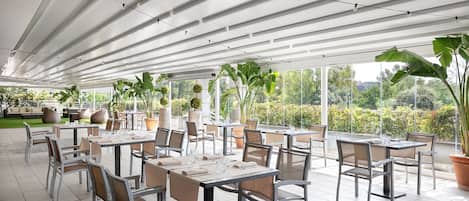 2 restaurants; breakfast, lunch and dinner served