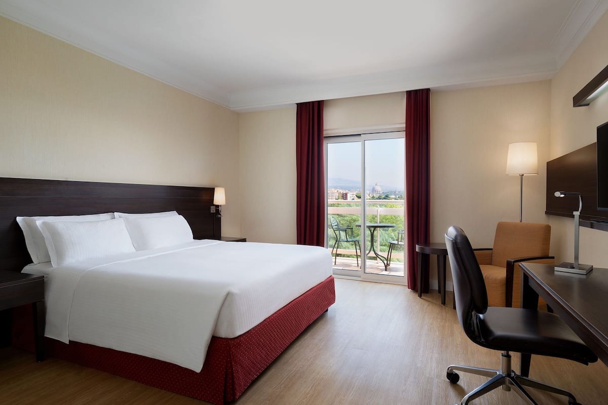 Premium bedding, in-room safe, desk, blackout curtains
