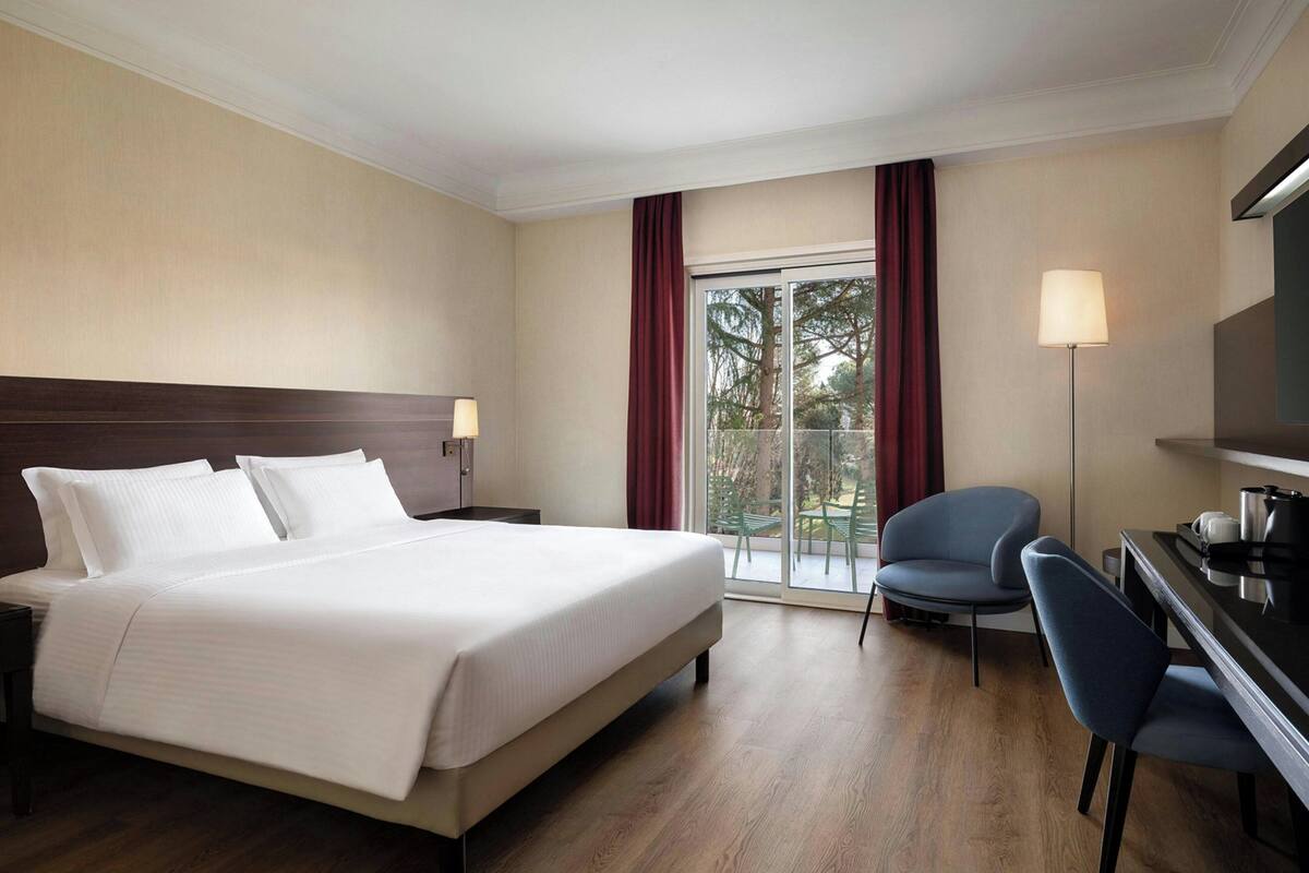Zimmer, 1 Queen-Bett | Hochwertige Bettwaren, Zimmersafe, Schreibtisch, Verdunkelungsvorhänge