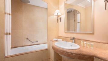 Suihkun ja ammeen yhdistelmä, ilmaiset hygieniatuotteet, hiustenkuivaaja