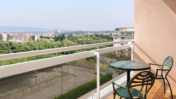 Premium bedding, in-room safe, desk, blackout curtains