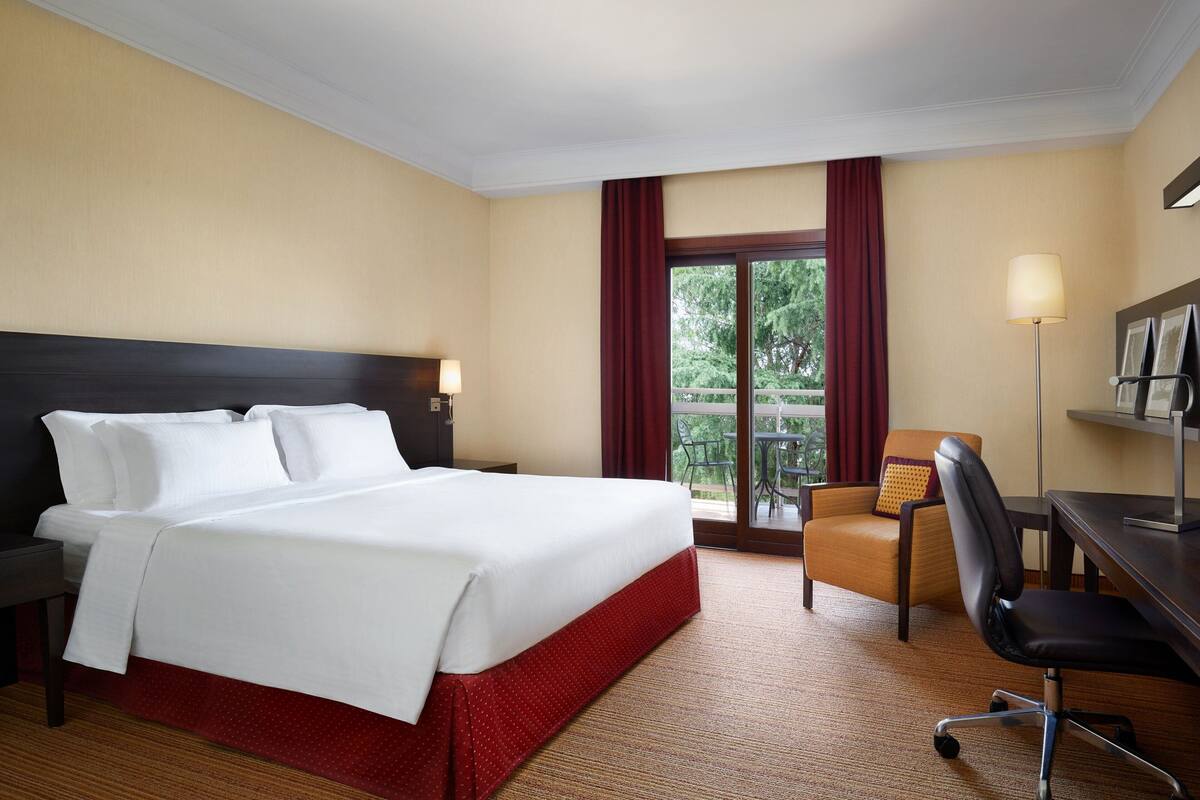 Room, 1 King Bed | Premium bedding, in-room safe, desk, blackout drapes