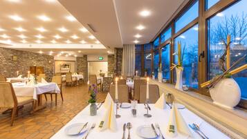 Breakfast, lunch, dinner served; international cuisine