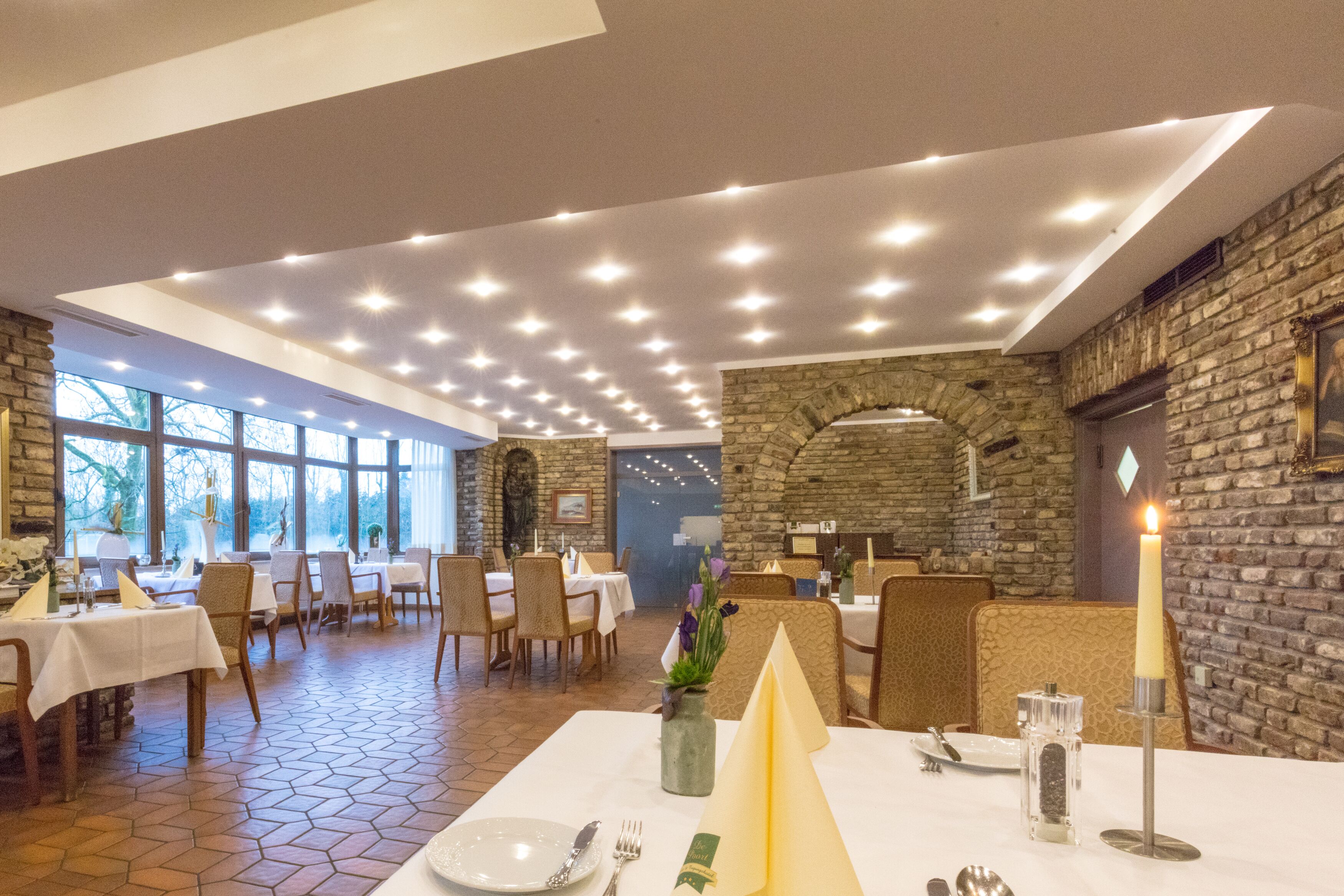 breakfast, lunch, dinner served; international cuisine