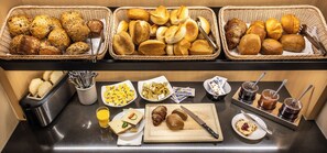 Petit déjeuner buffet (16 EUR par personne)