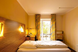 Single Room | Desk, blackout drapes, soundproofing, iron/ironing board