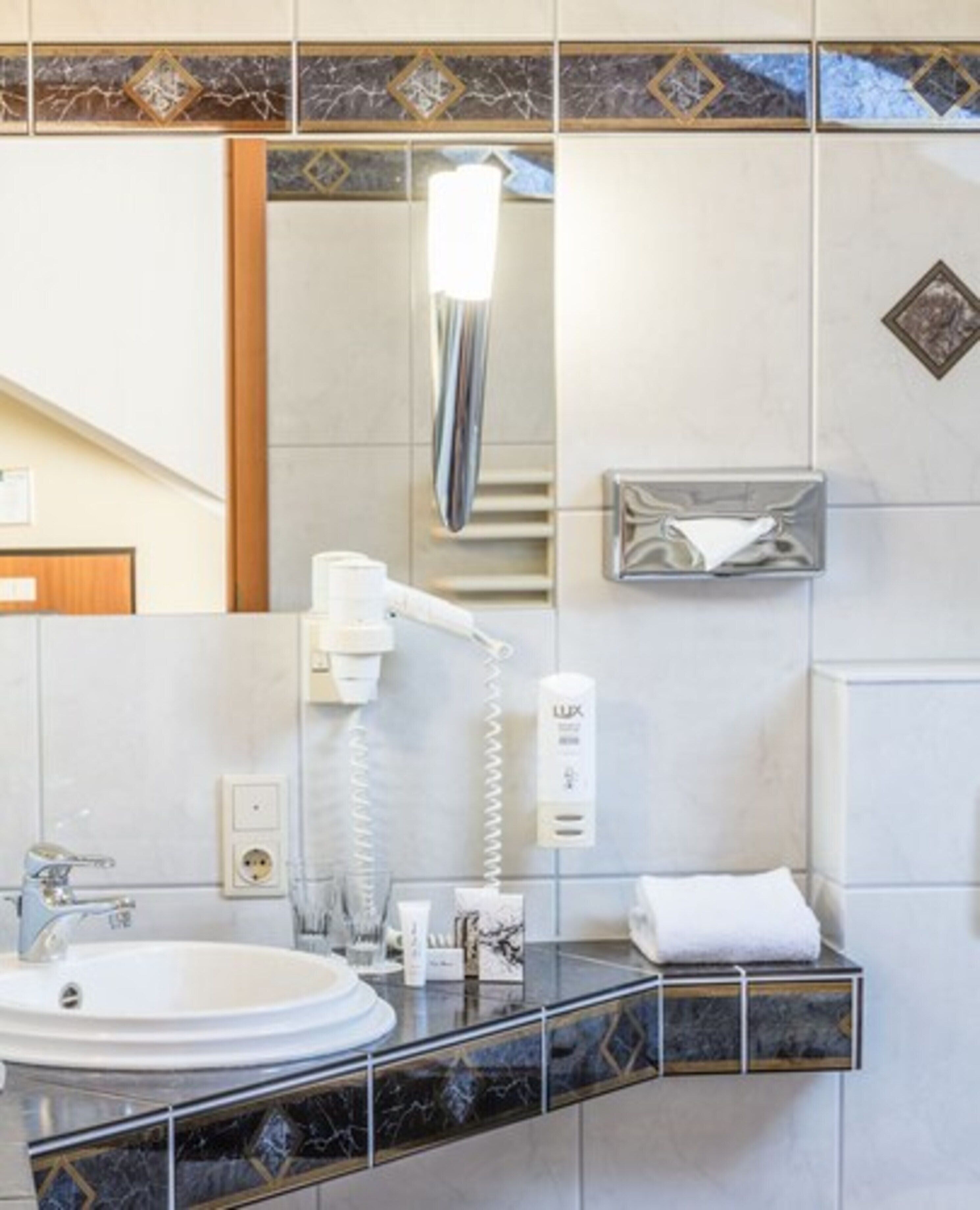 deluxe double or twin room | bathroom sink