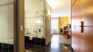 Standaard kamer, 1 twee- of 2 eenpersoonsbedden | Een bureau, verduisterende gordijnen, geluiddichte muren