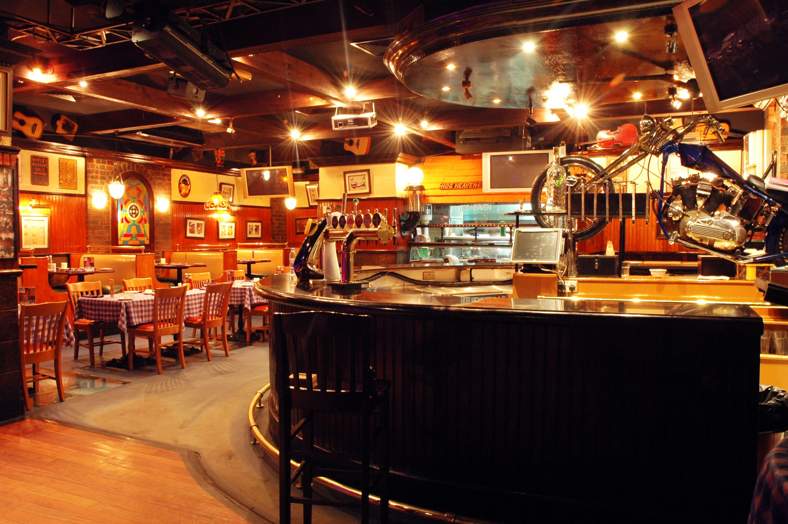 3 bars/lounges