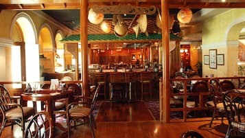 3 bars/lounges