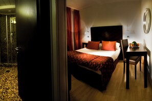 Standaard driepersoonskamer | Luxe beddengoed, een minibar, een kluis op de kamer, geluiddichte muren