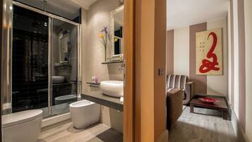 Executive Double Room | Bilik Mandi | Pancuran mandi, kelengkapan dandanan diri percuma, pengering rambut