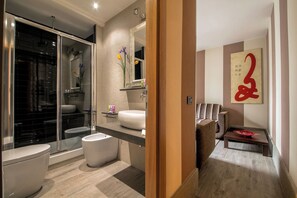 이그제큐티브 더블룸 | 욕실 | 샤워 시설, 무료 세면용품, 헤어드라이어, 비데