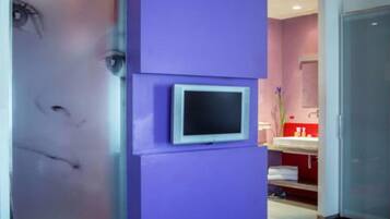 Executive Double Room | Bathroom | Shower, free toiletries, hair dryer, bidet