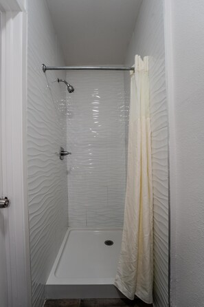 Standard Room, 2 Queen Beds | Bathroom - Monterey Surf Inn (Monterey)