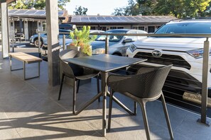 Exterior detail - Monterey Surf Inn (Monterey)