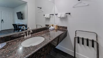 Habitación estándar, 1 cama King size | Baño | Secadora de cabello, toallas, jabón, shampoo