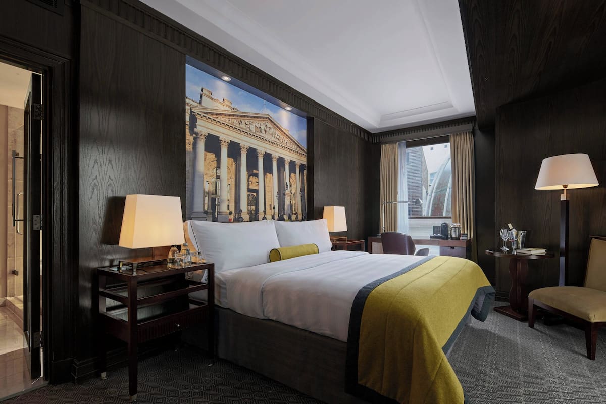 Signature kamer, 1 queensize bed | Luxe beddengoed, bedden met traagschuimmatras, een minibar