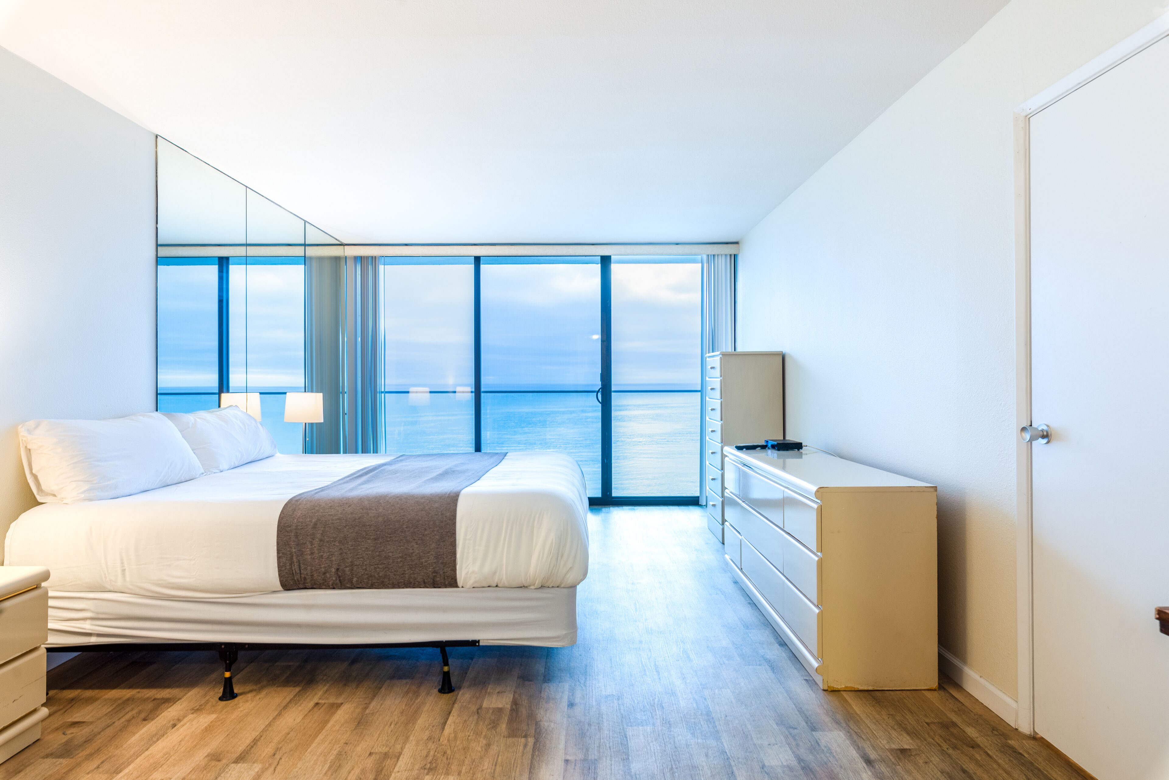 Condominio senior | Decoración personalizada, muebles diferentes y escritorio 