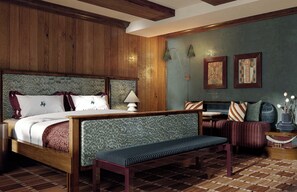 Sengetøy av topp kvalitet, senger med overmadrass og safe på rommet