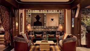 A room with two sofas, a coffee table, and a bookshelf with framed pictures. - Faraway Jackson Hole (Teton Village)
