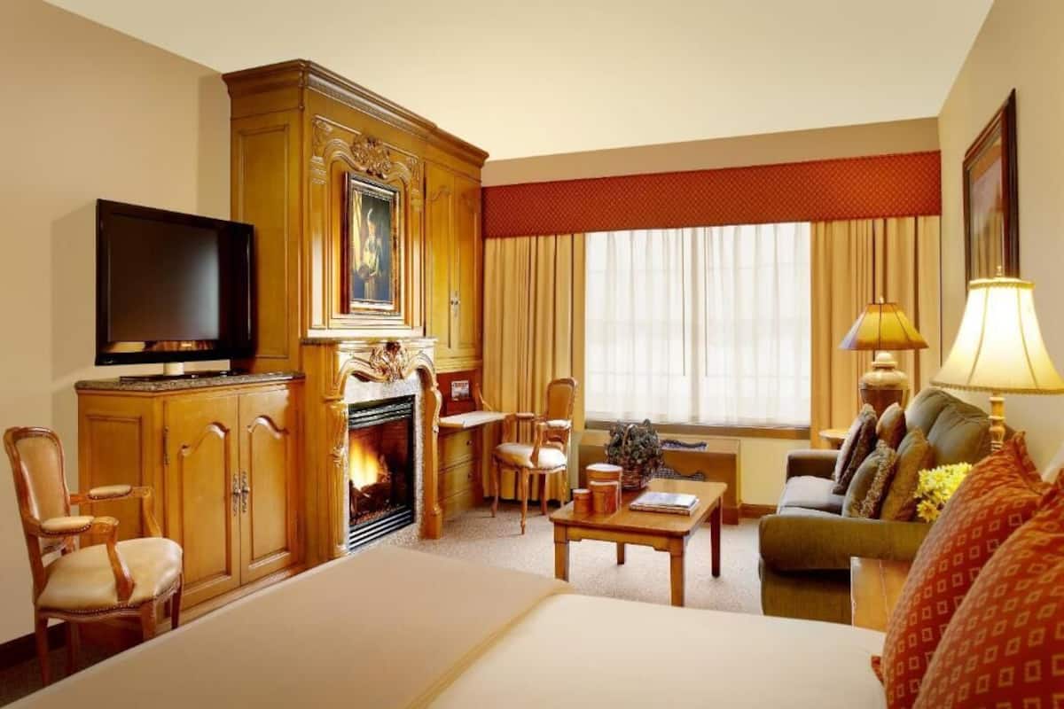 Deluxe Room, 1 King Bed with Sofa bed