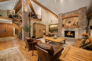 Penthouse Supérieur, plusieurs lits, vue montagne (Four Bedroom Penthouse Residence) | Coin séjour | Télévision à écran plat, station d'accueil iPod