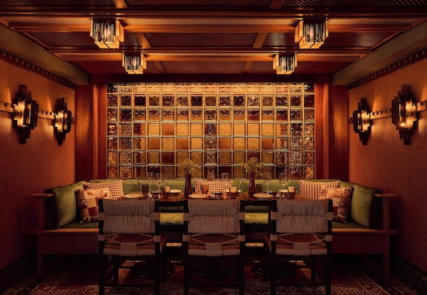 Lobby-lounge