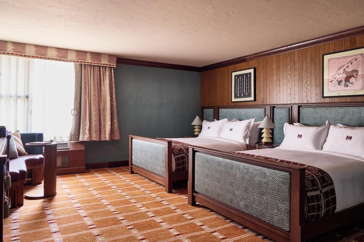 Asccessible Signature Two Queen Beds | 高級寢具、特厚豪華床墊、房內夾萬、書桌