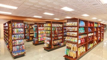 Un supermarché bien éclairé, avec de nombreux rayons remplis d’une grande variété de produits.