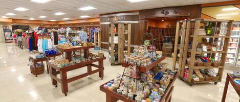 Una tienda con mesas y estanterías de madera repletas de diferentes artículos.