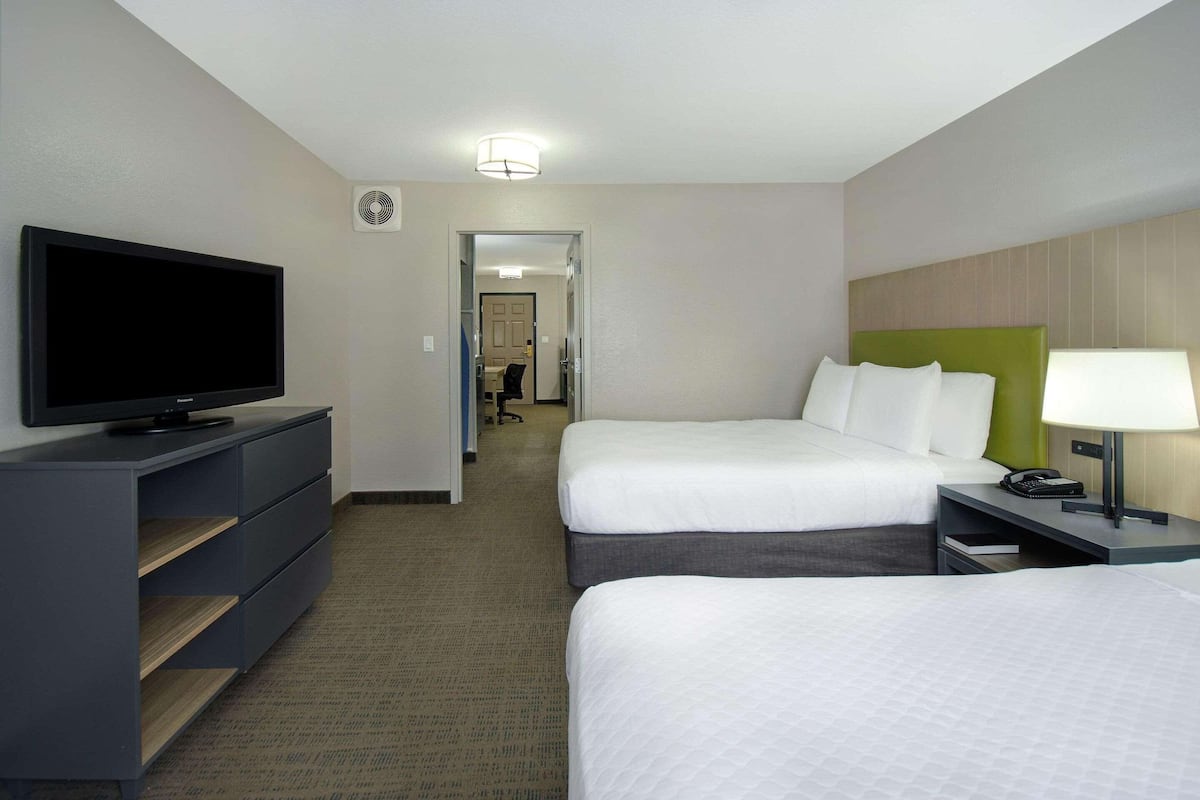 Suite, 1 Bedroom, Non Smoking | Premium bedding, in-room safe, desk, laptop workspace