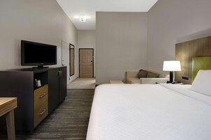 Studio Suite, 1 King Bed with Sofa bed, Non Smoking | Premium bedding, in-room safe, desk, laptop workspace